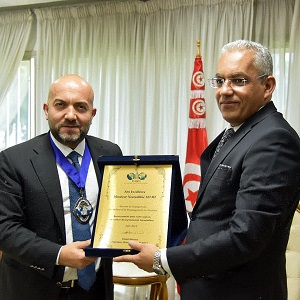 •موسى مقدّماً درعاً تقديرية إلى وزير التجهيز والاسكان والتهيئة الترابية نور الدين سالمي