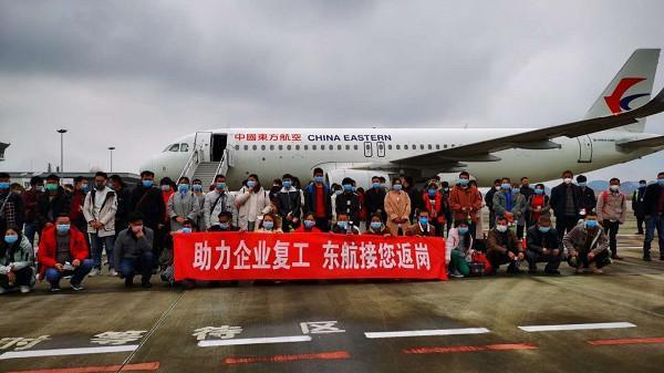 في يوم الـ21 من فبراير الجاري،كان على متن طائرة للخطوط الجوية الشرقية 142 عاملا عائدا من مقاطعة قويتشو إلى مدينة نينغبو لاستئناف الإنتاج