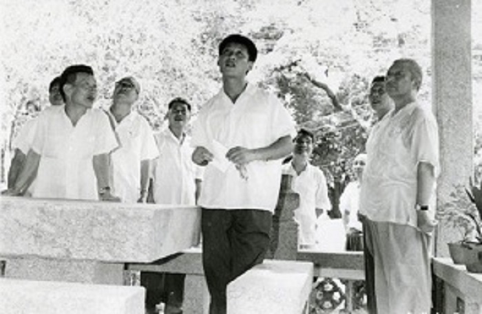 في أغسطس عام 1978 ، شي تشونغ شيون يتفقد محافظة بولو بمقاطعة قوانغدونغ.