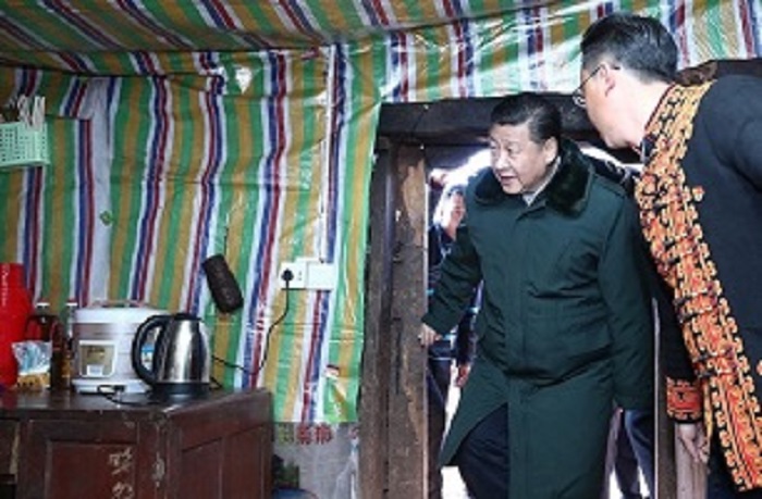 صباح ال11 من فبراير عام 2018، شي جين بينغ يزور أسرة فقيرة في قرية سانخي بمحافظة تشاوجوي بولاية ليانغشان ذاتية الحكم لقومية يي.