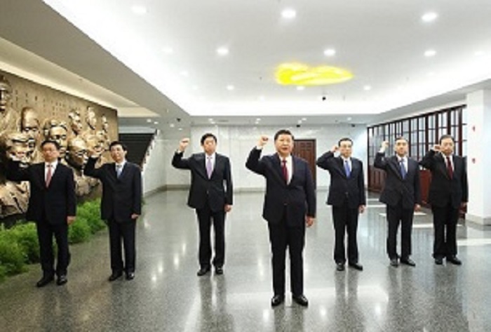يوم ال31 من أكتوبر عام 2017 ، في القاعة التذكارية للمؤتمر الأول للحزب الشيوعي الصيني في شنغهاي، شي جين بينغ يترأس الرفاق الآخرين من اللجنة الدائمة للمكتب السياسي للجنة المركزية للحزب لمراجعة يمين الانضمام إلى الحزب.