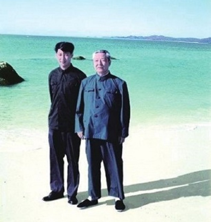 في أغسطس عام 1978، شي تشونغ شيون وشي جين بينغ يشاركان في الأنشطة الاجتماعية الصيفية في هاينان.