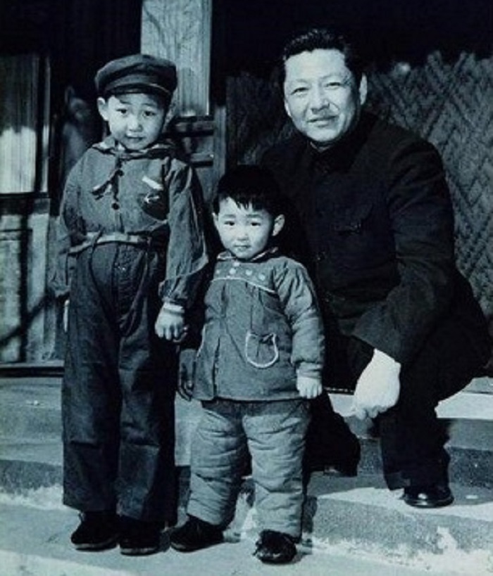 في عام 1958 ، شي تشونغ شيون وابناه شي جين بينغ وشي يوان بينغ 