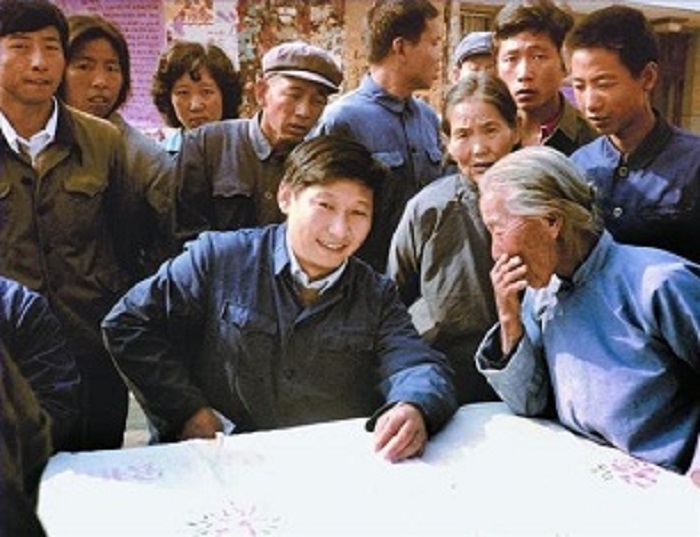 في عام 1983، شي جين بينغ أمين لجنة الحزب في محافظة تشنغدينغ بمقاطعة خبي، يستمع إلى آراء الجماهير الزائرة.