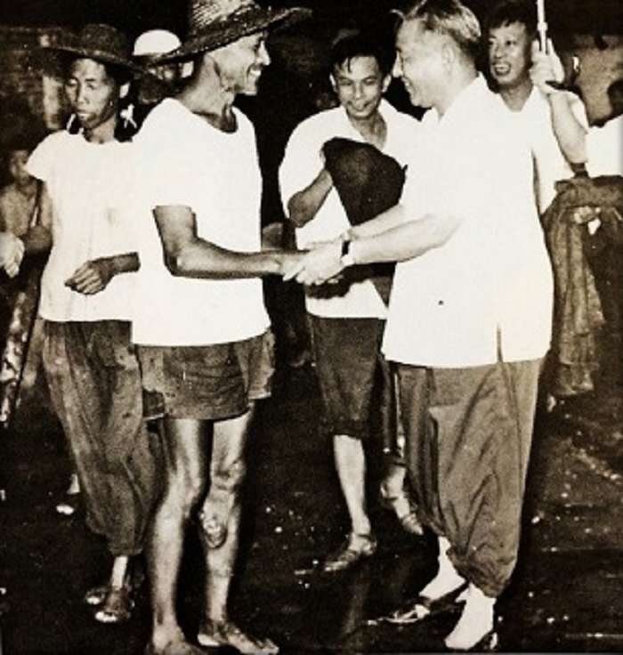 خلال عمله بمقاطعة قوانغدونغ، شي تشونغ شيون يتحدث مع الجماهير أثناء زيارته لمحافظة هايكانغ.