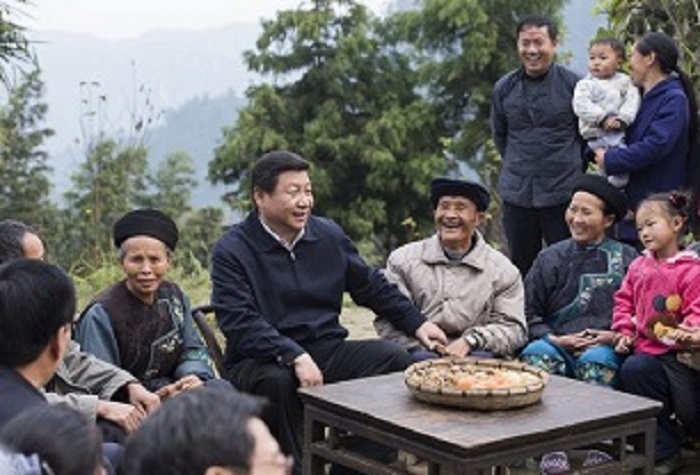 يوم ال3 من نوفمبر عام 2013، الأمين العام شي جين بينغ يعقد اجتماعًا مع كوادر وأبناء قرية شيبادونغ التابعة لمحافظة شيانغشي بمقاطعة هونان.